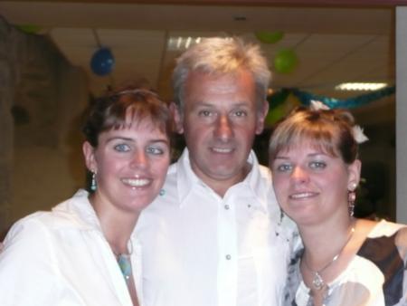 Et voilà Papa entouré de ses deux filles ...